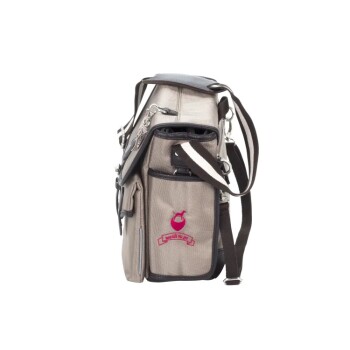 Eine stilvolle Haustiertragetasche in Beige mit einem rosa Logo, mit einem Schultergurt und mehreren Fächern für Haustierbedarf.