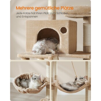 Gemütlicher Katzenbaum mit einer schlafenden Katze in einem würfelförmigen Versteck, einer weiteren, die auf einem Regal faulenzt, und einer dritten, die mit einem Seil spielt.