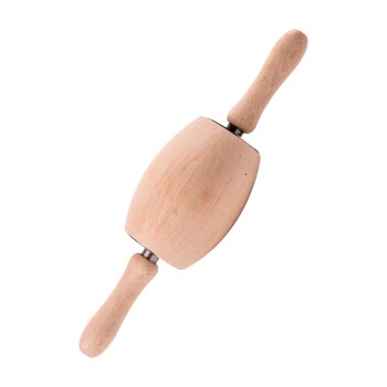 Holz-Backrolle mit abgerundeten Enden und Griffen, isoliert auf einem weißen Hintergrund.
