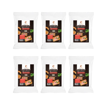 Sechs weiße Packungen Wildfang Huhn Tierfutter mit Huhn und Kräutern auf schwarzen Etiketten, jeweils 100g.