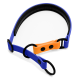Ein farbenfrohes Hundehalsband mit einem blauen und orangefarbenen Design und schwarzen Akzenten sowie Metallringen zur Leinenbefestigung.