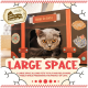 Graue Katze mit orangefarbenen Augen späht aus kofferähnlichem Haustierkasten mit der Aufschrift 'Happy Go Lucky' und dem Text 'VIEL PLATZ'.