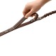 Hand hält braune, gepolsterte Hundeleine mit blauer Naht, reflektierenden Punkten und 'HUNTER'-Etikett.