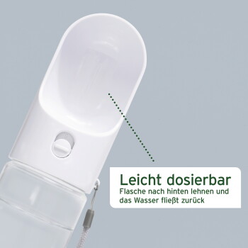 Weiße Haustier-Wasserflasche mit integriertem Napf und einem Drehregler zur Wassersteuerung, gekennzeichnet mit 'Integrierter Trinknapf keine zusätzliche Schale nötig.'