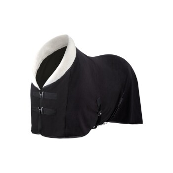Schwarze Fleece-Pferdedecke mit einem weichen weißen Kragen, mit zwei vorderen Schnallen und seitlichen Riemen für eine sichere Passform.