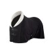 Schwarze Fleece-Pferdedecke mit einem weichen weißen Kragen, mit zwei vorderen Schnallen und seitlichen Riemen für eine sichere Passform.