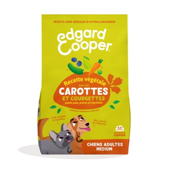Sachet jaune de nourriture pour chiens Edgard Cooper avec le texte « Recette végétale avec des CAROTTES ET COURGETTES » et « CHIENS ADULTES MEDIUM ».