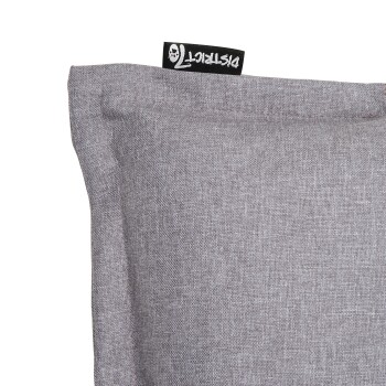 Ecke eines grauen Haustierbettes mit einem schwarzen Etikett, das ein Totenkopf-Motiv und den Markennamen "Pistil" zeigt.