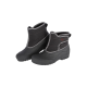 Schwarze Haustierstiefel mit grauen Akzenten, für den Außeneinsatz konzipiert, mit einer Gummisohle und einem weichen Innenfutter.