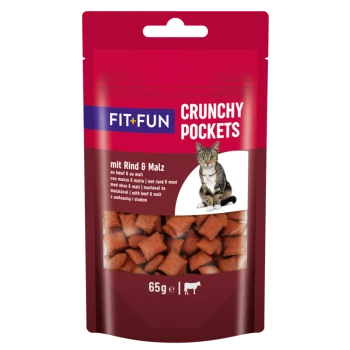 Verpackung für Katzenleckereien mit der Aufschrift "FIT+FUN CRUNCHY POCKETS mit Rind & Malz," mit einer getigerten Katze und knusprigen, rindfleischgeschmacklichen Leckereien.