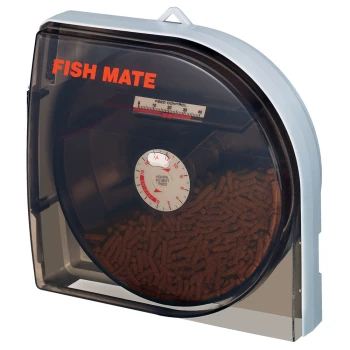 Automatischer Fischfütterer mit einem transparenten Behälter, gefüllt mit Fischpellets, mit einem Ziffernblatt, das die Stunden bis zur nächsten Fütterung anzeigt, und der Marke "FISH MATE".