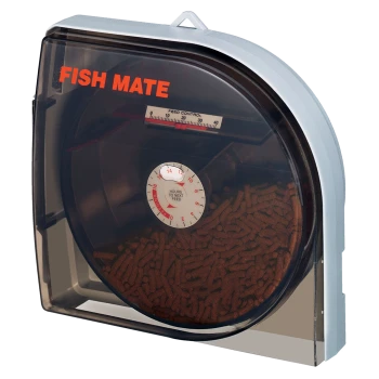 Automatischer Fischfütterer mit einem transparenten Behälter, gefüllt mit Fischpellets, mit einem Ziffernblatt, das die Stunden bis zur nächsten Fütterung anzeigt, und der Marke "FISH MATE".