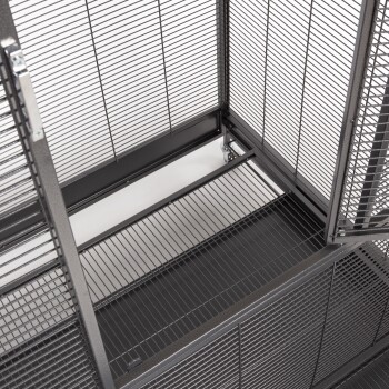 Ein geräumiger, mehrstöckiger Haustierkäfig mit Metallgitterstäben und einer herausnehmbaren Schublade zur einfachen Reinigung, mit einem eleganten schwarzen Finish.