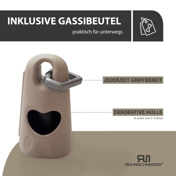 Beige Spender für Hundekotbeutel mit herzförmiger Öffnung und Text: "Inklusive Gassibeutel," "Jederzeit griffbereit," "Dekorative Hülle."