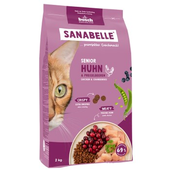 Katze Futterbeutel mit Nahaufnahme eines Katzenkopfes, beschriftet "SANABELLE Senior Huhn & Preiselbeeren," mit 69% Fleisch, "Crispy" und "Meaty."