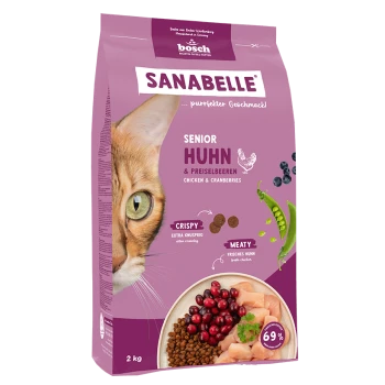 Katze Futterbeutel mit Nahaufnahme eines Katzenkopfes, beschriftet "SANABELLE Senior Huhn & Preiselbeeren," mit 69% Fleisch, "Crispy" und "Meaty."