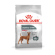 Royal Canin Dental Care Hundefutterbeutel, mit einem mittelgroßen Hund, behauptet, die Bildung von Zahnstein um 99% zu reduzieren.