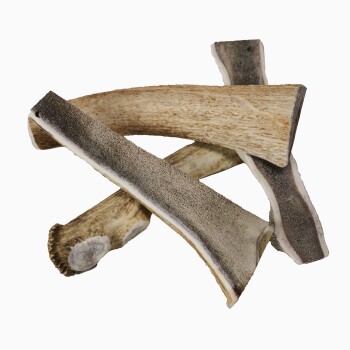 Drei Hundekauknocken übereinander gestapelt, die ihre strukturierten Oberflächen und natürlichen Farben zeigen.