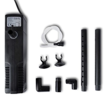 Eine schwarze Wasserpumpe mit der Bezeichnung "Vida XL" mit verschiedenen Aufsätzen, darunter ein flexibler Schlauch, zwei Saugnäpfe und mehrere Rohranschlüsse.