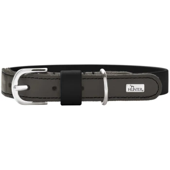 Graues Lederhalsband für Hunde mit schwarzer Unterfütterung, silberner Schnalle und D-Ring, Metallplakette mit der Aufschrift 'HUNTER'.