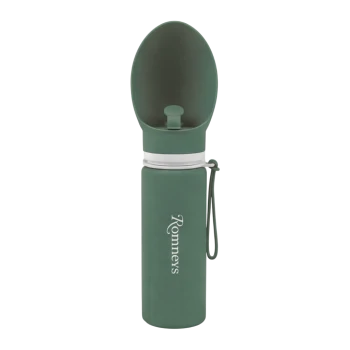Grüne tragbare Haustier-Wasserflasche mit hochklappbarer Schale, weißem Band und Trageriemen, ‚Romneys‘ auf der Flasche aufgedruckt.