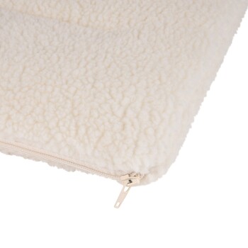 Nahaufnahme eines weichen, cremefarbenen Haustierbettes mit einer strukturierten Oberfläche und einem sichtbaren Reißverschluss auf einer Seite.