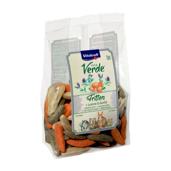 Transparente Tüte mit Vitakraft Vita Verde Fritten Haustiersnacks mit bunten orangefarbenen, grünen und beigen Leckereien, beschriftet mit "Alfalfa & Karotte."