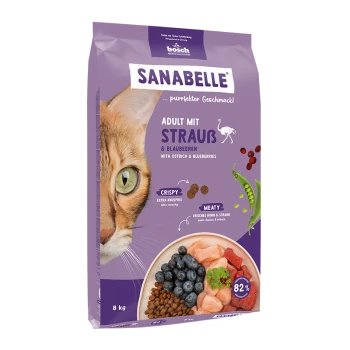 Katze Futterbeutel mit Nahaufnahme eines Katzenkopfes, beschriftet "SANABELLE Adult mit Strauß & Blaubeeren", hebt Texturen und 8 kg Gewicht hervor.