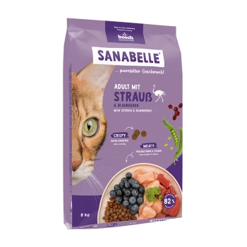 Katze Futterbeutel mit Nahaufnahme eines Katzenkopfes, beschriftet "SANABELLE Adult mit Strauß & Blaubeeren", hebt Texturen und 8 kg Gewicht hervor.