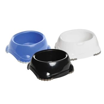 Drei Fressnäpfe für Haustiere in Blau, Schwarz und Weiß, mit rutschfester Basis und abgerundetem Design, vor einem neutralen Hintergrund präsentiert.