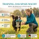 Ein verspielter weißer Hund springt in der Nähe eines türkisfarbenen Haustierprodukts auf Gras, mit Text darunter, der besagt "FÜR ALLE RASSEN GEEIGNET DURCH IDEALE GRÖSSE."