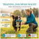 Ein verspielter weißer Hund springt in der Nähe eines türkisfarbenen Haustierprodukts auf Gras, mit Text darunter, der besagt "FÜR ALLE RASSEN GEEIGNET DURCH IDEALE GRÖSSE."