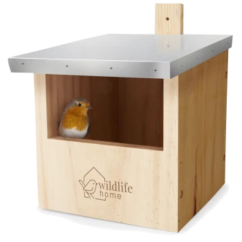 Ein Holzvogelhaus mit einem Metalldach, mit einem kleinen orange-grauen Vogel, der herausblickt, graviert mit "Wildtierheim."