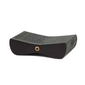 Ein gebogener Katzenkratzbaum aus Holz mit einer strukturierten grauen Oberfläche und einem kleinen Ahornblatt-Logo an der Seite.