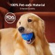 Ein Golden Retriever hält einen blau-orangefarbenen Ball, mit den Merkmalen "100% haustiersicheres Material", "Verbesserte Haltbarkeit" und einem FDA-Logo.