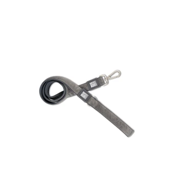 Max & Molly Kurzleine - Matrix 2.0 Stone XS Graue Wildleder-Hundeleine mit Metallclip und "Moss & Mow" Logoanhängern auf weißem Hintergrund.