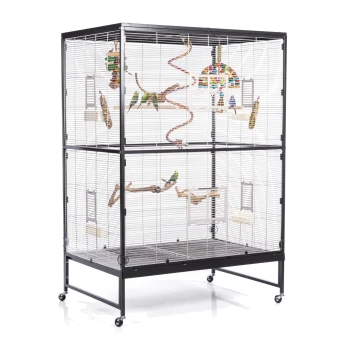 Großer zweigeschossiger Vogelkäfig mit bunten Spielzeugen, Sitzstangen und einem schwarzen Metallrahmen auf Rädern, geeignet für kleine Vögel.