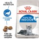 Sac de nourriture pour chats Royal Canin Home Life Indoor 7+ avec un chat tigré gris, avec un texte mettant en avant la nutrition santé et la taille de croquette adaptée.