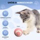 Ein verspieltes grau-weißes Kätzchen greift nach einem rosa Ball, beschriftet "4,3 cm," gekennzeichnet "lebensmittelecht," "rutschfest," und "haltbare Batterie."