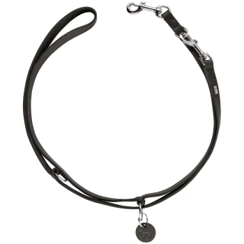 Schwarze Lederhundeleine mit Handschlaufe, Metall-Drehkarabiner, O-Ring und rundem Anhänger mit eingeprägter Hundesilhouette