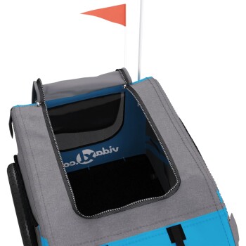 Haustierträger mit grauem Äußeren und blauen Akzenten, mit einer Netzoberseite und einer kleinen orangefarbenen Flagge.