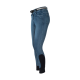 Seitenansicht von blauen Jeansreitern mit einem schwarzen Kniepatch und einem dekorativen Gürtel, der ein stilvolles Reitdesign zeigt.