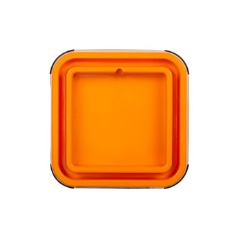 Quadratischer orangefarbener Tierfutterbehälter mit einem abnehmbaren Deckel, von oben betrachtet.
