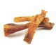 Drei Stücke getrockneter Hundeleckerlis, die Rinderjerky ähneln, auf einem weißen Hintergrund angeordnet.