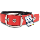 Rote und schwarze Hundehalsband mit einer silbernen Schnalle, ausgestattet mit einem Zertifizierungsetikett, das "1,3 SEHR GUT" liest, und Details von Prüfengel.