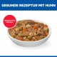 Gamelle de ragoût de poulet en morceaux avec pois, carottes et pâtes ; texte «GESUNDE REZEPTUR MIT HUHN» et «HERZHAFTES RAGOUT»