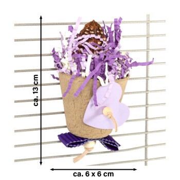 Ein dekoratives Haustierspielzeug in Form eines Blumentopfs, gefüllt mit lila und weißen Papier, gekrönt mit einem Tannenzapfen, 13 cm hoch und 6 cm breit.