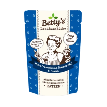 Die Verpackung von Betty's Landhausküche Katzenfutter zeigt eine Frau, die kocht, mit einer Katze neben ihr, beschriftet mit "Huhn & Forelle mit Borretschöl & Taurin."