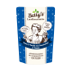 Die Verpackung von Betty's Landhausküche Katzenfutter zeigt eine Frau, die kocht, mit einer Katze neben ihr, beschriftet mit "Huhn & Forelle mit Borretschöl & Taurin."