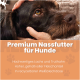 Nahaufnahme eines braunen Hundes, der sanft gehalten wird, mit deutschem Text über Premium-Nassfutter für Hunde mit Lachs und Truthahn.